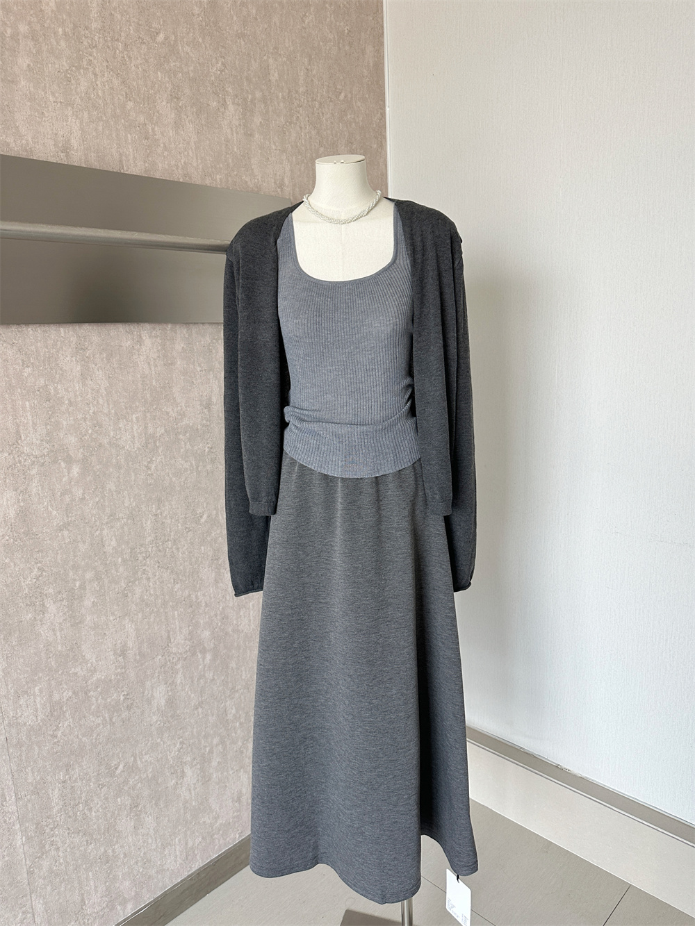 2026 Early Autumn New Elegant Minimalist Solid Color Relaxed Knit Cardigan Vest Skirt Three-Piece Set - Image 2