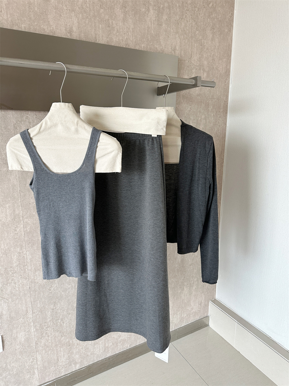 2026 Early Autumn New Elegant Minimalist Solid Color Relaxed Knit Cardigan Vest Skirt Three-Piece Set - Image 3