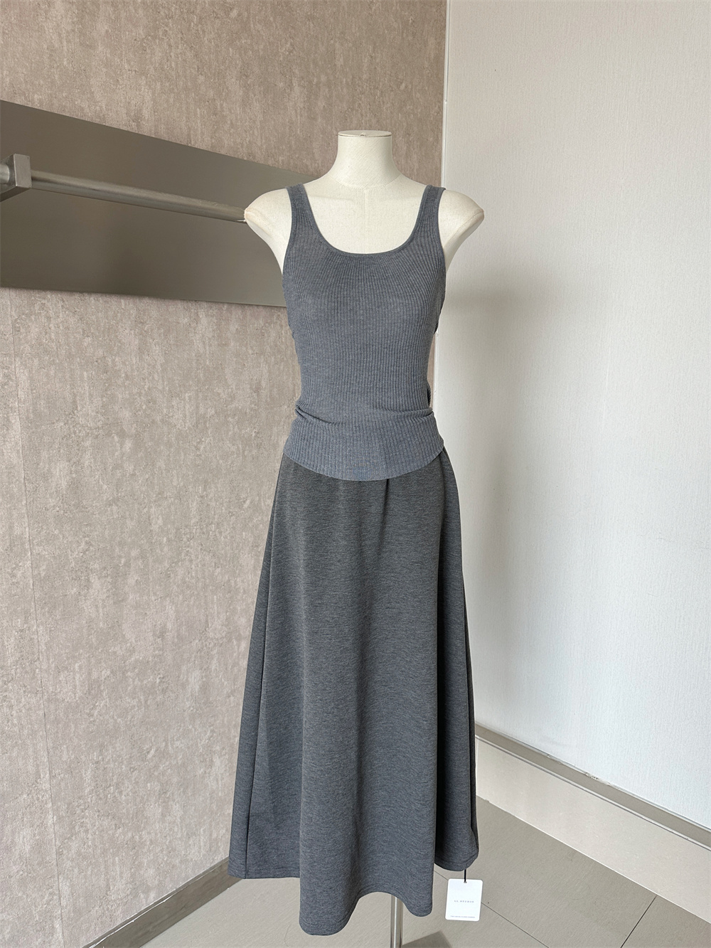 2026 Early Autumn New Elegant Minimalist Solid Color Relaxed Knit Cardigan Vest Skirt Three-Piece Set - Image 4